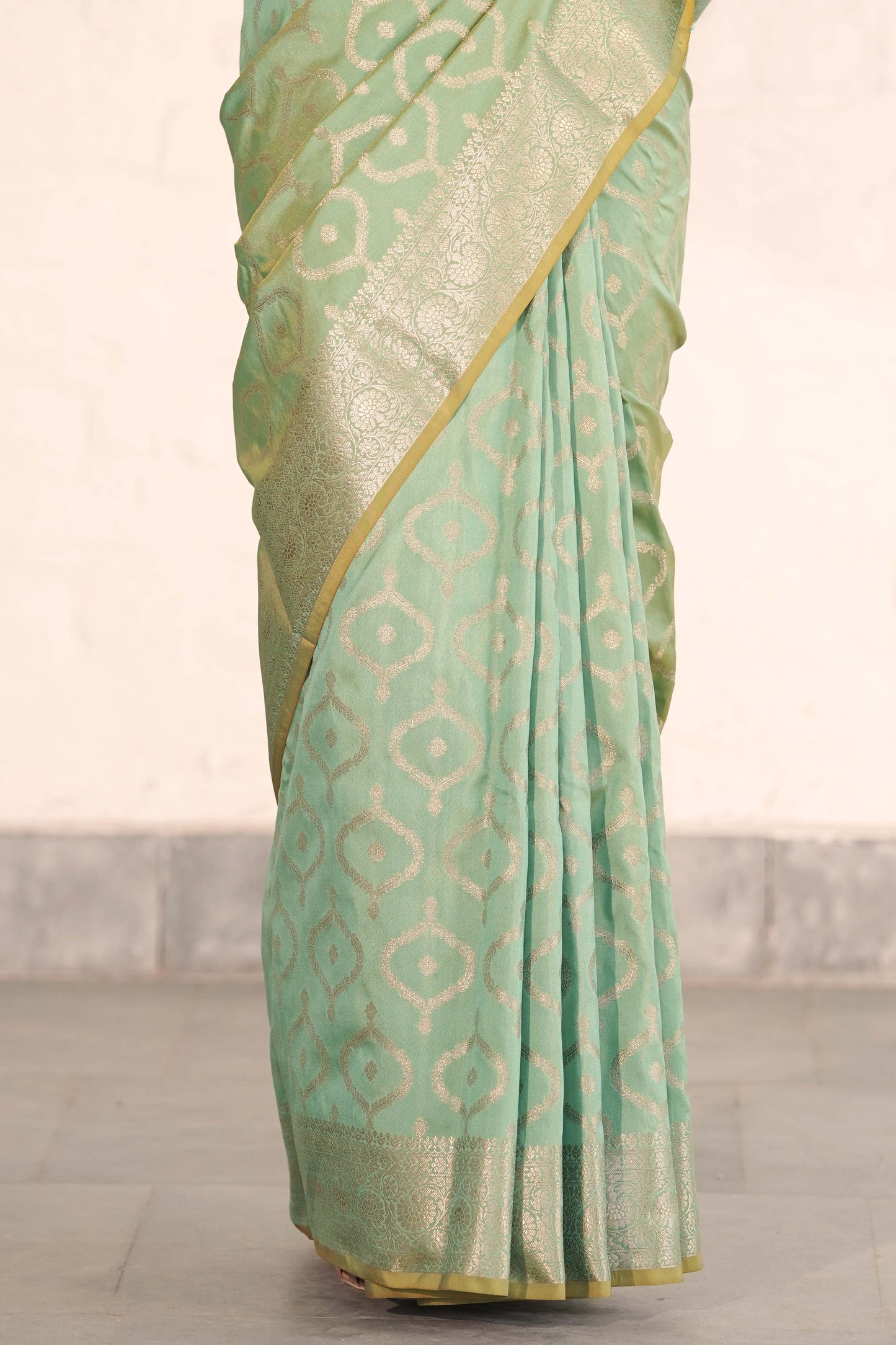 Green Dual Tone Banarasi Silk Saree woven in Necklace Buta all over body and Rich Golden Zari Palla