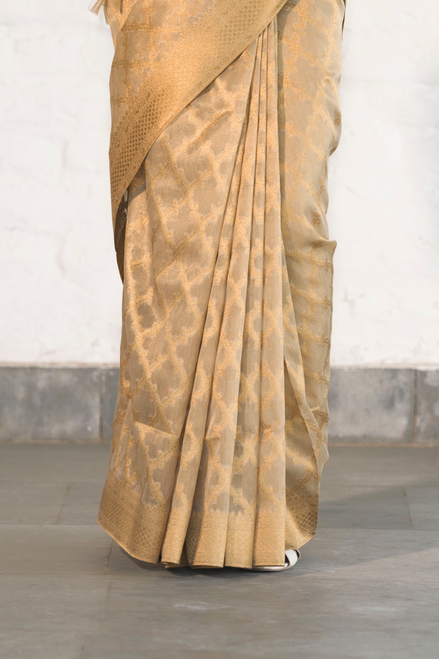 Golden Tissue Saree woven in Self Jacquard pattern with Traditional border and rich palla